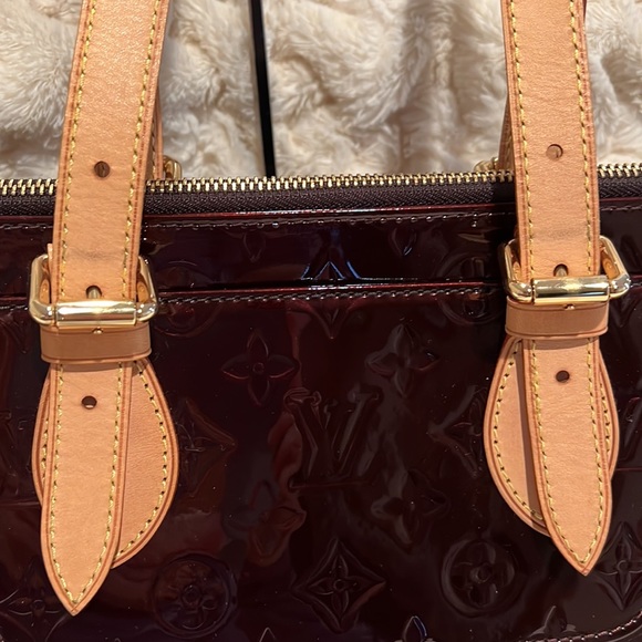 Louis Vuitton Rosewood Avenue Vernis shoulder bag in Stunning Amarante - Picture 10 of 16